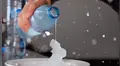 Utilizan increíble truco para convertir agua en hielo en tan solo un segundo [VIDEO]