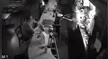 Ladrón ingresa a bar con rifle en mano, ebrio lo nota y reacciona de la manera menos pensada [VIDEO]