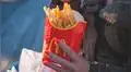 Ordenan una hamburguesa con papas en McDonald’s y encuentran dos cucarachas [VIDEO]