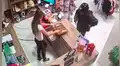 Finge robar una tienda para matar a la cajera y huye sin el dinero [VIDEO]