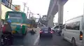 Repartidor de comida cae de motocicleta y su cabeza queda a pocos centímetros de autobús [VIDEO]