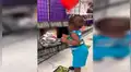 Niño se acerca de forma inocente a muñeco de Pennywise, el payaso de ‘It’, y queda aterrado [VIDEO] 
