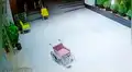 Inspecciona video de vigilancia de hospital y se d cuenta que silla de ruedas se mueve sola [VIDEO]