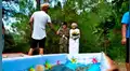 Tribu desentierra los cadáveres de sus seres queridos, los peinan y posan juntos para fotos familiares 