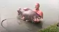Capturan gigantesco pez del río, intentan tomarse foto y animal arruina el momento [VIDEO]