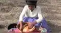 Youtuber “Cholita Julia” da sus secretos para preparar un pollo a la brasa en el campo [VIDEO]