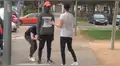 YouTube: dejan sin pantalón a transeúntes, pero recibieron dolorosa lección [VIDEO]