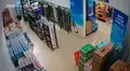 Trata de salvar cervezas en terremoto, pero acaba huyendo al ver que era demasiado fuerte [VIDEO]