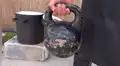 Coloca una pesa calentada a miles de grados sobre un gigantesco cubo de hielo y ocurre algo increíble [VIDEO] 