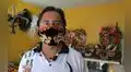 Artesano boliviano confecciona mascarilla contra el Covid 19, inspirada en la diablada 