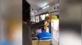 Conductor peruano utiliza pollo de hule para reemplazar el timbre malogrado de su vehículo [VIDEO]