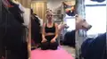 Intenta hacer tutorial de yoga y su perro lo arruina todo con peculiar conducta [VIDEO]