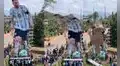 India: hinchas le hacen monumento de cartón a Leo Messi, pero cuando lo instalan se parte en 2
