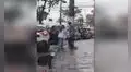 Baja de su auto y le da abrigo a un vagabundo que pasaba frío bajo la lluvia [VIDEO]