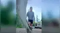 Adolescente intenta mostrar su destreza con el fútbol freestyle y su perro le arruina el momento [VIDEO]