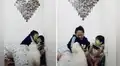 Perro ‘se molesta’ al compartir el cariño de su dueña y trata de apartar a un niño [VIDEO]