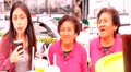 En YouTube, la genial respuesta de vendedora a una reportera que intentó jugarle una broma se vuelve viral [VIDEO]