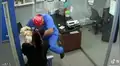 Gato observa a un perro sufrir por ser vacunado y tiene increíble reacción para ‘salvarlo’ [VIDEO]