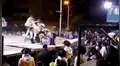 Peruanos bailan huaylarsh y ‘zapatean’ con tanta fuerza que destruyen piso de escenario [VIDEO]