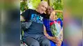 Anciano ve a su pareja luego estar alejados por varios meses y la sorprende con propuesta de matrimonio [VIDEO]