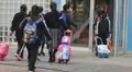 Mochilas escolares no deben exceder el 15% del peso corporal del niño