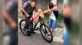 Solidarios policías regalan una bicicleta a un repartidor de comida 