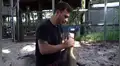 Joven entra a recinto de cocodrilo y cámara registra impensada escena del feroz animal [VIDEO]