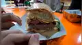 Restaurante vende gigantesca hamburguesa a S/300 y así luce el costoso platillo [VIDEO]