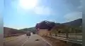 YouTube: Auto vuela y se estrella contra autobús en un accidente mortal [VIDEO]