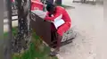 Policía ve a vendedor de helados estudiando en la calle y decide pagarle los estudios  
