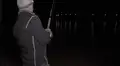 Hombre ingresa a lago para pescar de noche y captura terrorífica criatura [VIDEO]
