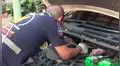 Mecánico queda aterrado al inspeccionar carro y hallar una peligrosa criatura [VIDEO]