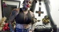 ‘La mujer vampiro’: se hizo tatuajes y perforaciones sin anestesia como símbolo contra la violencia