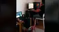 Counter Strike: padre le enseña a su hijo cómo jugar CS:GO [VIDEO]