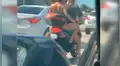 YouTube Viral: mujer iba en una moto y decidió rasurarse las piernas frente a todos [VIDEO]