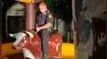 Policía entra a fiesta para acabar con molestosos ruidos y acaba haciendo lo impensado [VIDEO] 