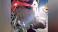 Bomberos arriesgan sus vidas salvar a dos perros callejeros que quedaron atrapados en zona de explosivos [VIDEO]