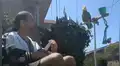 Loro cautivó a miles al acompañar a su dueño en una emotiva canción mientras tocaba el ukelele [VIDEO]