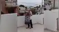 Ancianos celebran aniversario de bodas en cuarentena y bailan en el techo de su casa [VIDEO]