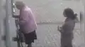 Ladrona intenta robar a una anciana en cajero, sin imaginar la intempestiva reacción de esta [VIDEO]