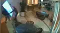 Rateros cometen tonto ‘blooper’ tratando de robar la TV de una lujosa casa [VIDEO]