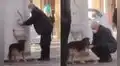 Hombre se cruza con perro callejero y le da de beber con sus manos 