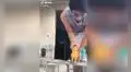 Joven construye puesto en la entrada de su casa para alimentar a perros y gatos callejeros [VIDEO]