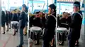 Joven toca tambor y trompeta al mismo tiempo porque es el único miembro de banda escolar [VIDEO]