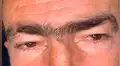 Hombre con las cejas ‘pobladas’ se somete a drástico cambio de ‘look’ y resultado cautiva a miles [VIDEO]