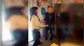 Joven tiene vergüenza de bailar con su madre, reflexiona y decide mostrar su talento [VIDEO] 