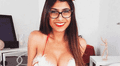 Instagram: Mia Khalifa celebra la Navidad ‘bañándose’ en champagne [VIDEO]