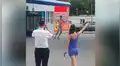 Gasolinera obsequia combustible a hombres vestidos en bikini y ellos se suman al reto [FOTOS]