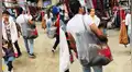 Facebook viral: indignación por padre que lleva a su hijo en bolsa de mercado [FOTOS]