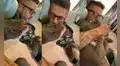 Perrita hace lloriqueos para recibir besos y llamar la atención de su dueño